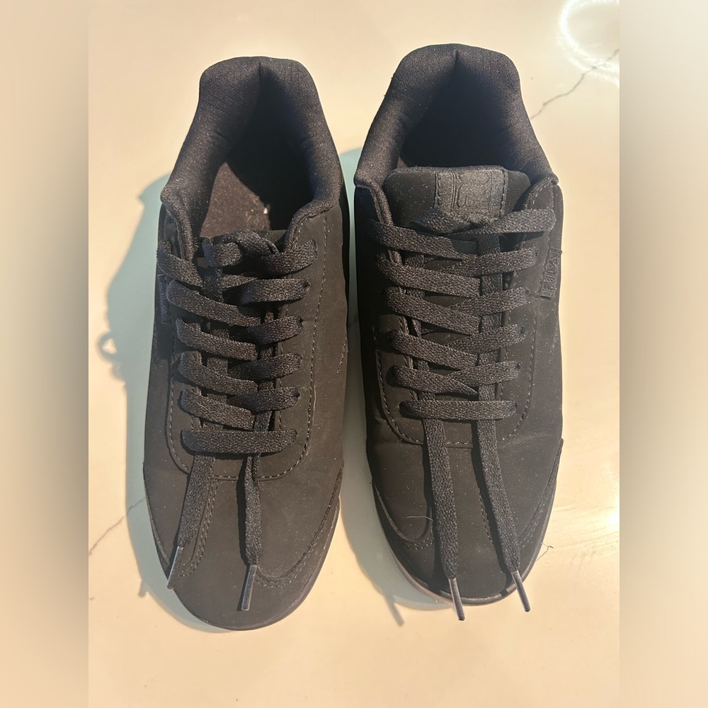 FILA Women's Mezago Walking Black Sneaker Lace Up  Size 8